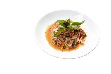 Tay baharatlı kıyılmış domuz salatası ve fesleğen plaka