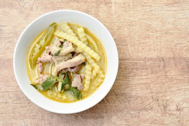  kase köri hindistan cevizi ateş ile baharatlı haşlanmış tavuk