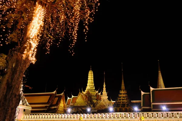 Templo de buda esmeralda o wat Phra Kaew viaje ubicación y punto de referencia en Tailandia en la noche —  Fotos de Stock