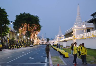 Sanam Luang kral Rama 10 taç giyme töreninde Ratchadamnoen yolda Led ve ampul dekorasyon izlerken Tay insanlar