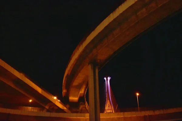 プミポン橋や輸送装飾のためのチャオプラヤー川上の産業リングの橋は、ラマ10王の戴冠式で光を導いた — ストック写真