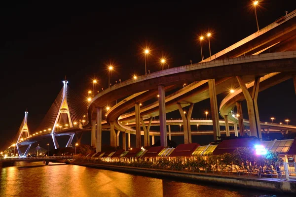 Puente de Bhumibol o puente de anillos industriales sobre el río Chao Phraya para la decoración del transporte llevó la luz en la coronación del rey Rama 10 —  Fotos de Stock