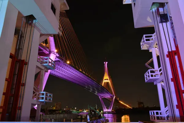 Pont Bhumibol ou pont d'anneaux industriels sur la rivière Chao Phraya pour la décoration de transport a conduit la lumière dans le couronnement du roi Rama 10 — Photo