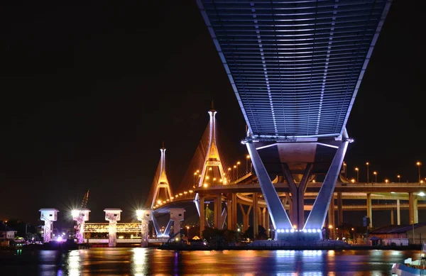 Puente de Bhumibol o puente de anillos industriales sobre el río Chao Phraya para la decoración del transporte llevó la luz en la coronación del rey Rama 10 — Foto de Stock