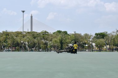Sanam Luang'da Kral Rama 10'un taç giyme töreninde topçu askeri