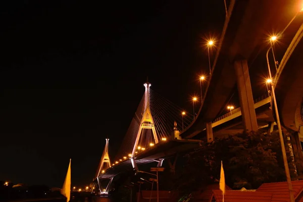 2019 普密蓬桥或工业环桥在湄南河上运输装饰领导光在国王拉玛10加冕 — 图库照片