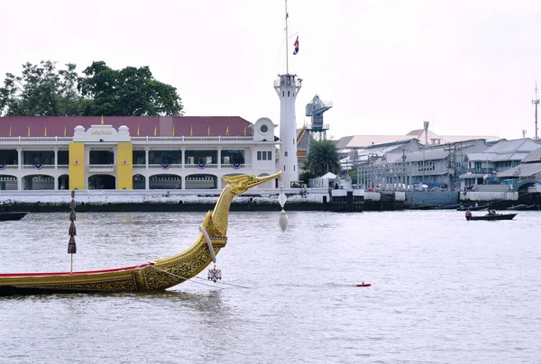 Barcaza Real Suphannahong barco de madera flotando en el muelle en la coronación del rey Rama 10 en Sanam Luang —  Fotos de Stock