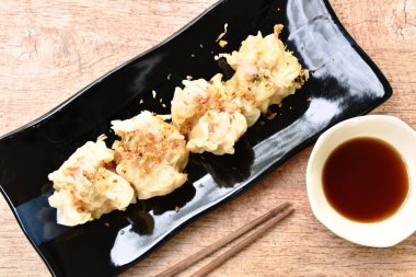  buğulanmış Çin köfte kıyma lı domuz eti veya dim sum plaka ya soya sosu daldırma bıçaklama