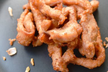  tabakta gevrek sarımsak ile kızarmış dilim tuzlu domuz eti