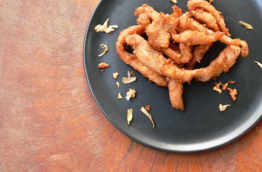  tabakta gevrek sarımsak ile kızarmış dilim tuzlu domuz eti