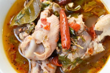  kase üzerinde ot ve demirhindi yaprağı Tay baharatlı çorba ile haşlanmış tavuk kemiği