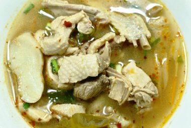  kase de ot Tay baharatlı çorba ile haşlanmış ördek kemiği