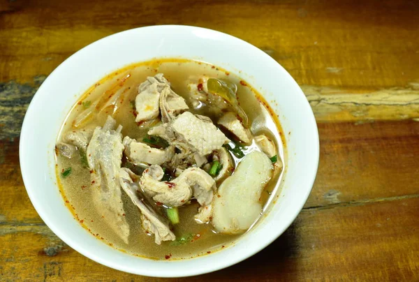 Варена качка кістка з травами тайський гострий суп на миску — стокове фото