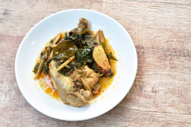  palte ot ve biber ile baharatlı tavuk uyluk ve bacak buğulama