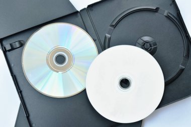  beyaz arka plan üzerinde siyah plastik kutu ambalaj ile dijital çok yönlü disk veya Dvd