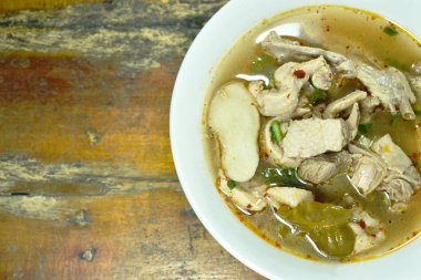  kase de ot Tay baharatlı çorba ile haşlanmış ördek kemiği