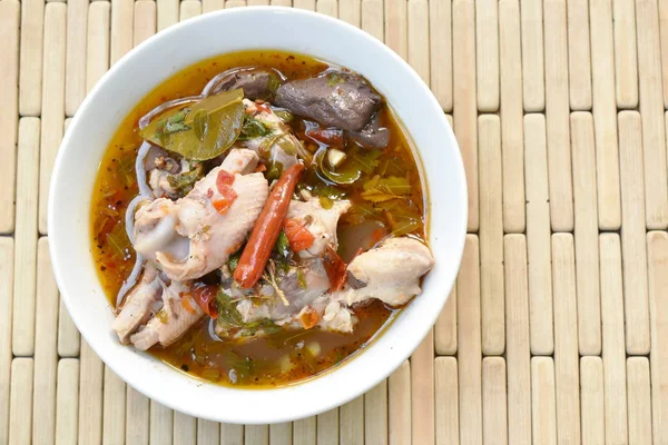 Osso di pollo bollito con erba e foglia di tamarindo zuppa speziata tailandese sulla ciotola — Foto Stock