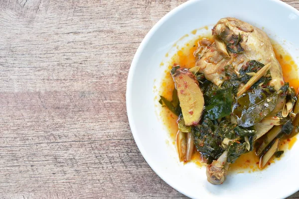 Coscia e coscia di pollo piccante al vapore con erbe e peperoncino sulla palte — Foto Stock