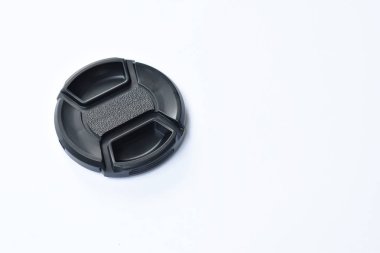  beyaz arka plan da koruma için siyah kamera lenskapağı