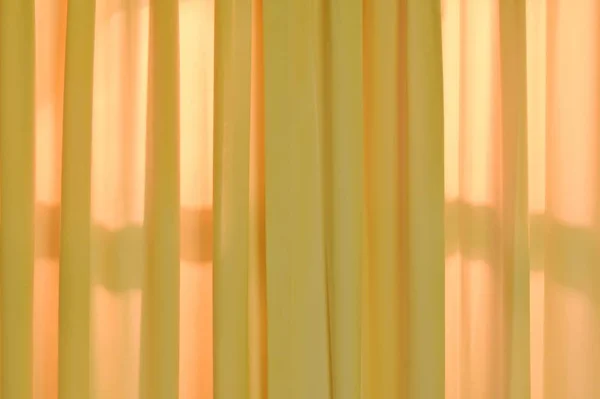 Cortina amarela na textura da porta de casa e fundo — Fotografia de Stock