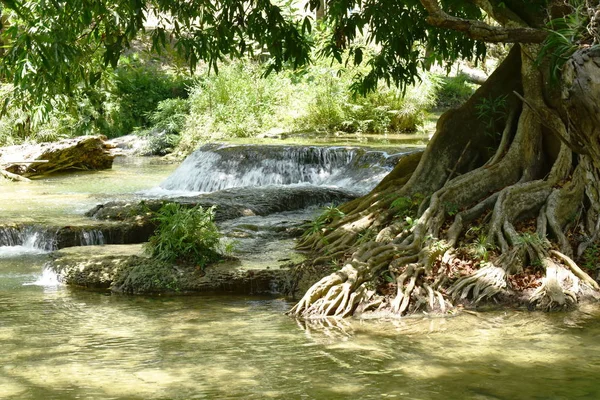 Waterval in Seven Little Girl National Park reislocatie in Thailand — Stockfoto