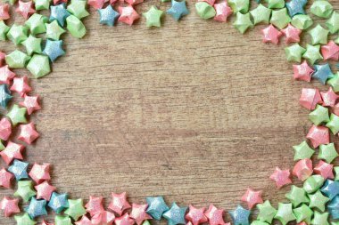  ahşap kalas üzerinde daire kopyalama alanı arraigning renkli yıldız kağıt arraigning