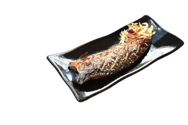 Izgara Saba balığı ya da siyah soya soslu uskumru tabakta beyaz susam.