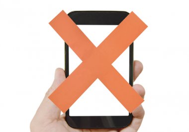 beyaz arka plan ile insan elinde tutan cep telefonu kırmızı çapraz kağıt