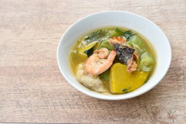  karides ve kase üzerinde füme kuru balık çorbası ile haşlanmış baharatlı karışık sebze