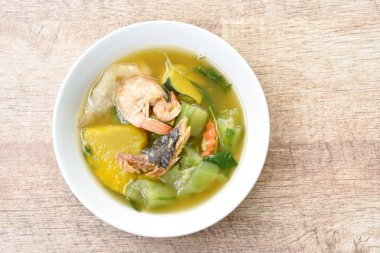  karides ve kase üzerinde füme kuru balık çorbası ile haşlanmış baharatlı karışık sebze