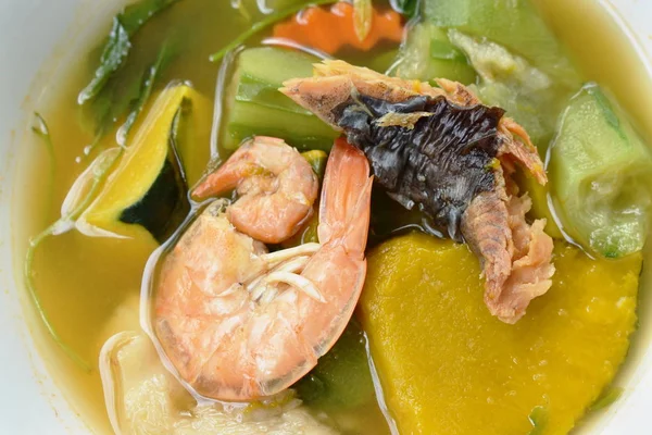 Vařené kořeněné zeleniny s krevetami a uzenou suchou rybí polévku na misce — Stock fotografie