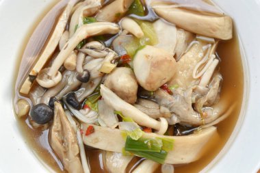  kase de haşlanmış baharatlı karışık mantar ve kabak çorbası
