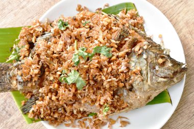  muz yaprağı üzerinde doğrama sarımsak tepesi hamuru kızarmış mango balık tepesi