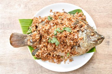  muz yaprağı üzerinde doğrama sarımsak tepesi hamuru kızarmış mango balık tepesi