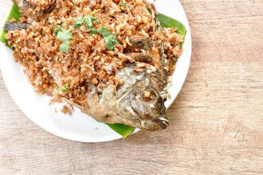  muz yaprağı üzerinde doğrama sarımsak tepesi hamuru kızarmış mango balık tepesi