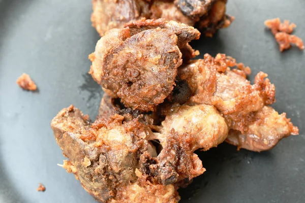 Hati ayam goreng dan gizzard di piring — Stok Foto