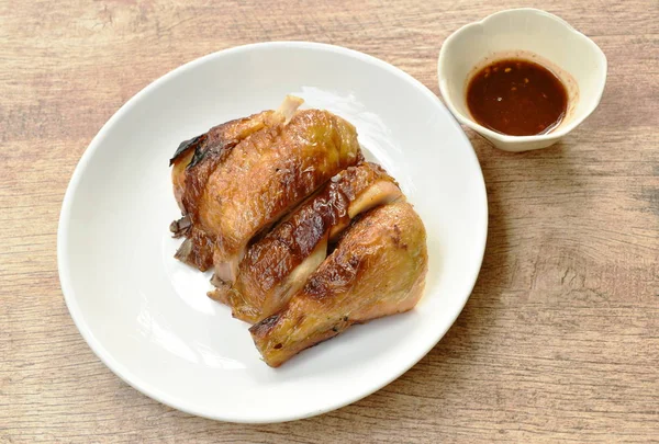 매운 소스를 곁들인 접시에 구운 치킨 커팅 — 스톡 사진