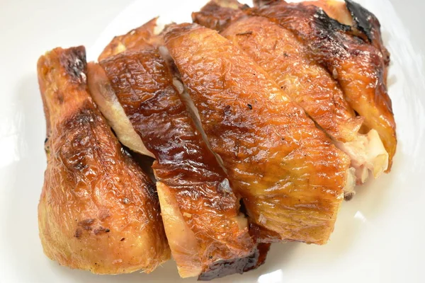 Ayam panggang memotong piring dicelupkan dengan saus pedas — Stok Foto