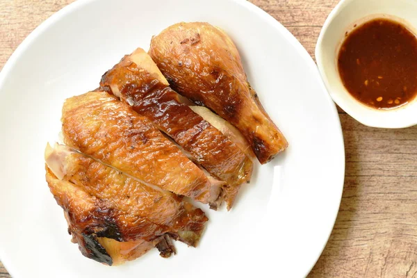 Corte de frango grelhado em prato mergulhando com molho picante — Fotografia de Stock