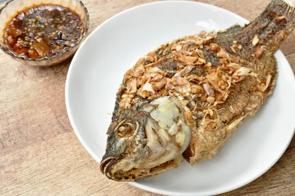 Massa de peixe de manga frita cobertura de alho de costeleta em prato molho de tamarindo doce — Fotografia de Stock
