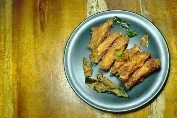 Knusprig gebratener Hühnerflügel mit Zitronengras auf Teller — Stockfoto