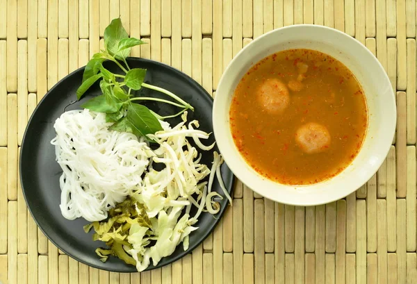 Rijstnoedels met vis curry saus en verse groente — Stockfoto
