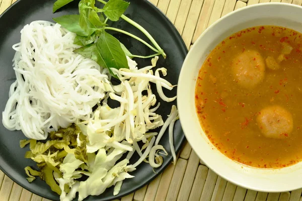 Rijstnoedels met vis curry saus en verse groente — Stockfoto