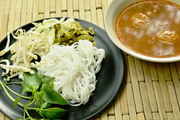 Macarrão de arroz com molho de curry de peixe e legumes frescos — Fotografia de Stock