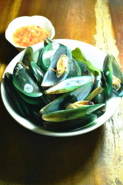  kasede baharatlı sos ile servis edilen buğulanmış midye