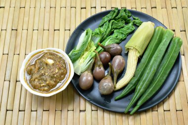  Baharatlı karides hamur sos yemek plaka üzerinde karışık haşlanmış sebze ile