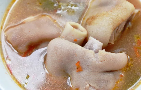 Gekookte pittige varkensknokkel in Tom Yum soep op Bowl — Stockfoto