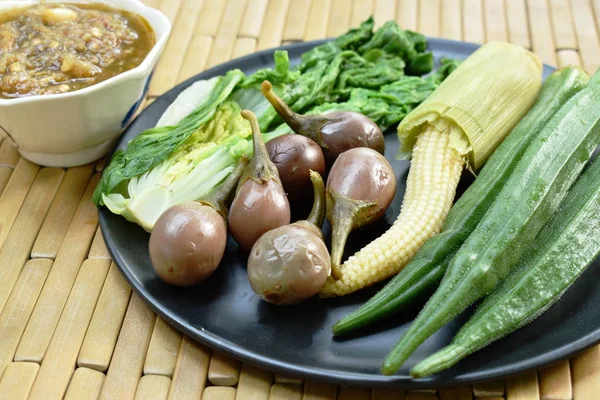 Pikante garnaalsaus pasta eten met gemengde gekookte groente op plaat — Stockfoto