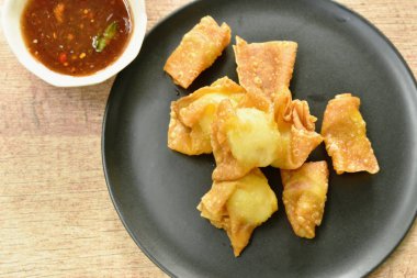  kızarmış gevrek Çin köfte ezmesi sarılmış yumurta bıldırcın daldırma tatlı ve baharatlı sos