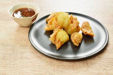  kızarmış gevrek Çin köfte ezmesi sarılmış yumurta bıldırcın daldırma tatlı ve baharatlı sos